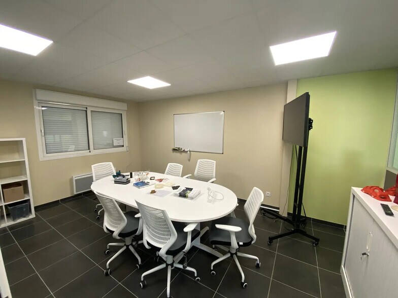 Flex in Saint-Jean-de-Braye for lease - Building Photo - Image 3 of 7