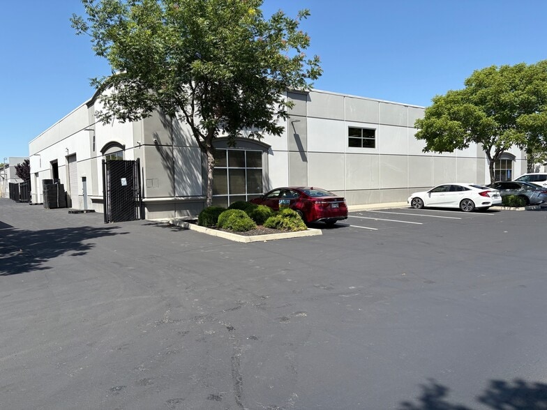 2701 Boeing Way, Stockton, CA for lease - Building Photo - Image 1 of 1