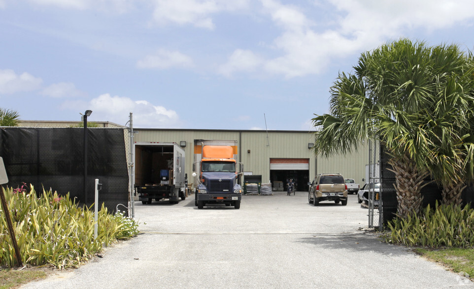 2200 Avenue L, Riviera Beach, FL for lease - Primary Photo - Image 1 of 2