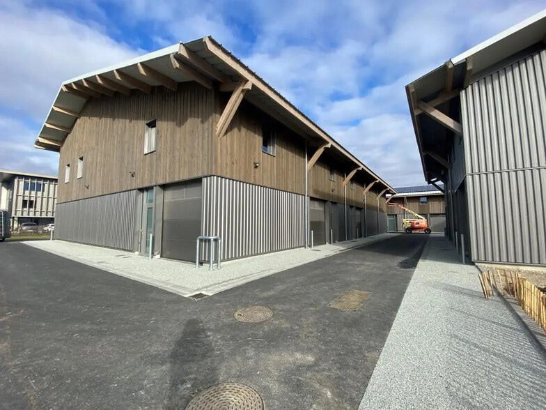 Flex in Le Haillan for lease - Building Photo - Image 2 of 14