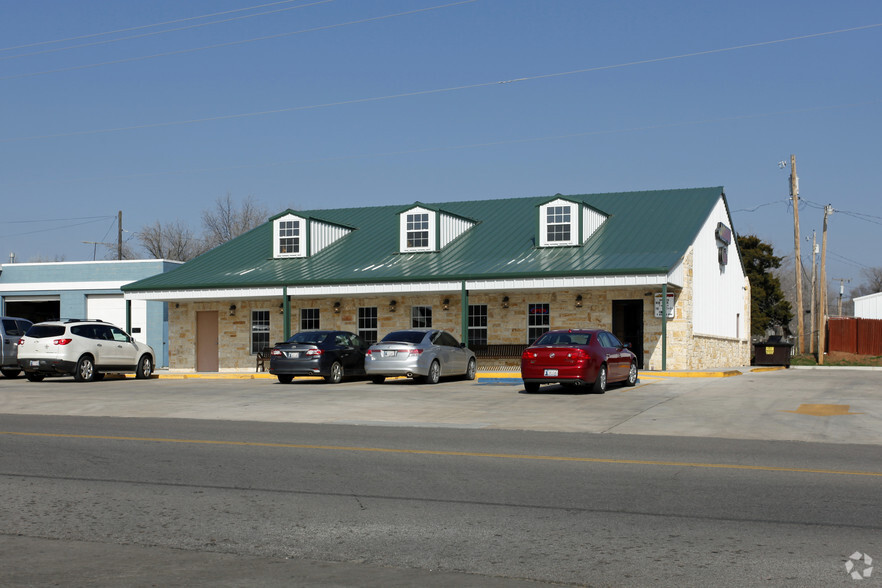 209 E Walnut St, Tecumseh, OK for sale - Primary Photo - Image 1 of 10