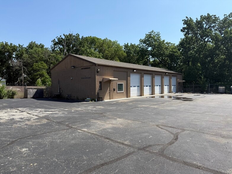11413 Hickman Mills Dr, Kansas City, MO for lease - Building Photo - Image 2 of 15