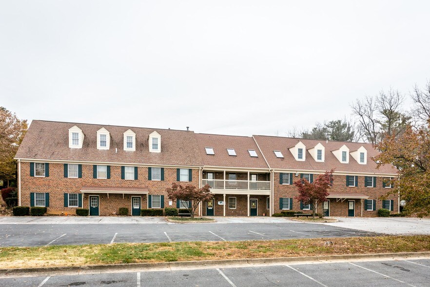 108 Mactanly Plz, Staunton, VA for sale - Building Photo - Image 1 of 1