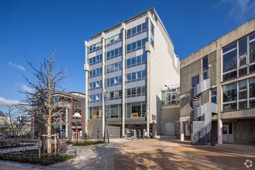 33 Rue Du Gouverneur Général Eboué, Issy-les-Moulineaux for lease - Building Photo - Image 2 of 4