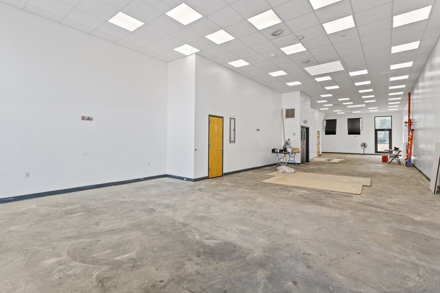 101 Morgan Ave, Brooklyn, NY for lease - Interior Photo - Image 2 of 4