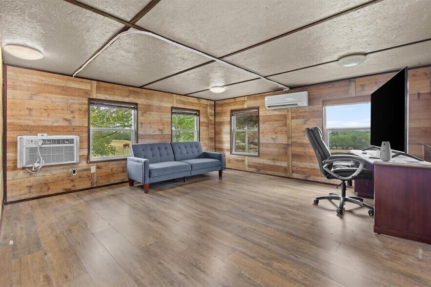 480 Grandpa rd, Dale, TX for lease - Interior Photo - Image 2 of 13