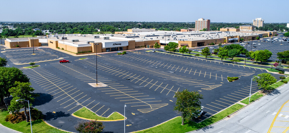 200 SW C Ave, Lawton, OK for lease - Primary Photo - Image 1 of 18