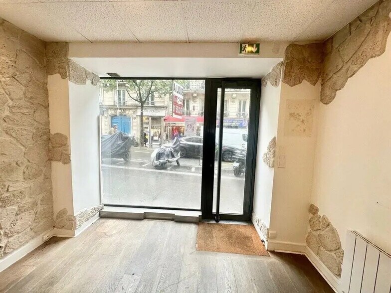 Retail in Paris for lease - Interior Photo - Image 2 of 3