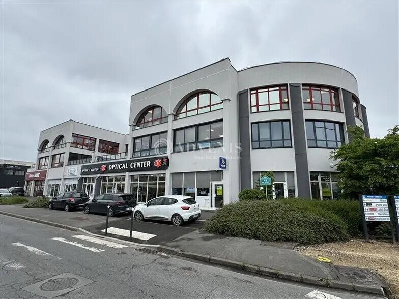 Office in Pontault-Combault for lease - Building Photo - Image 1 of 12
