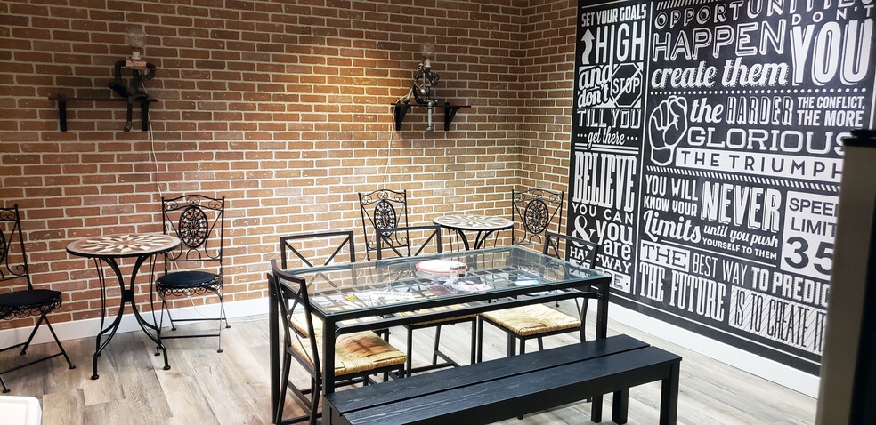 22575 Lougheed Hwy, Maple Ridge, BC for lease - Building Photo - Image 3 of 7