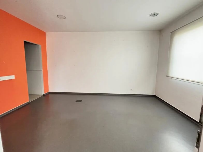 Retail in Vayres for lease - Interior Photo - Image 1 of 9