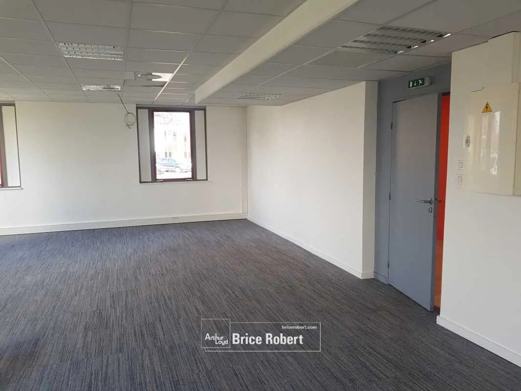 Office in Vénissieux for lease Building Photo- Image 1 of 5