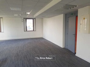 Office in Vénissieux for lease Building Photo- Image 1 of 5