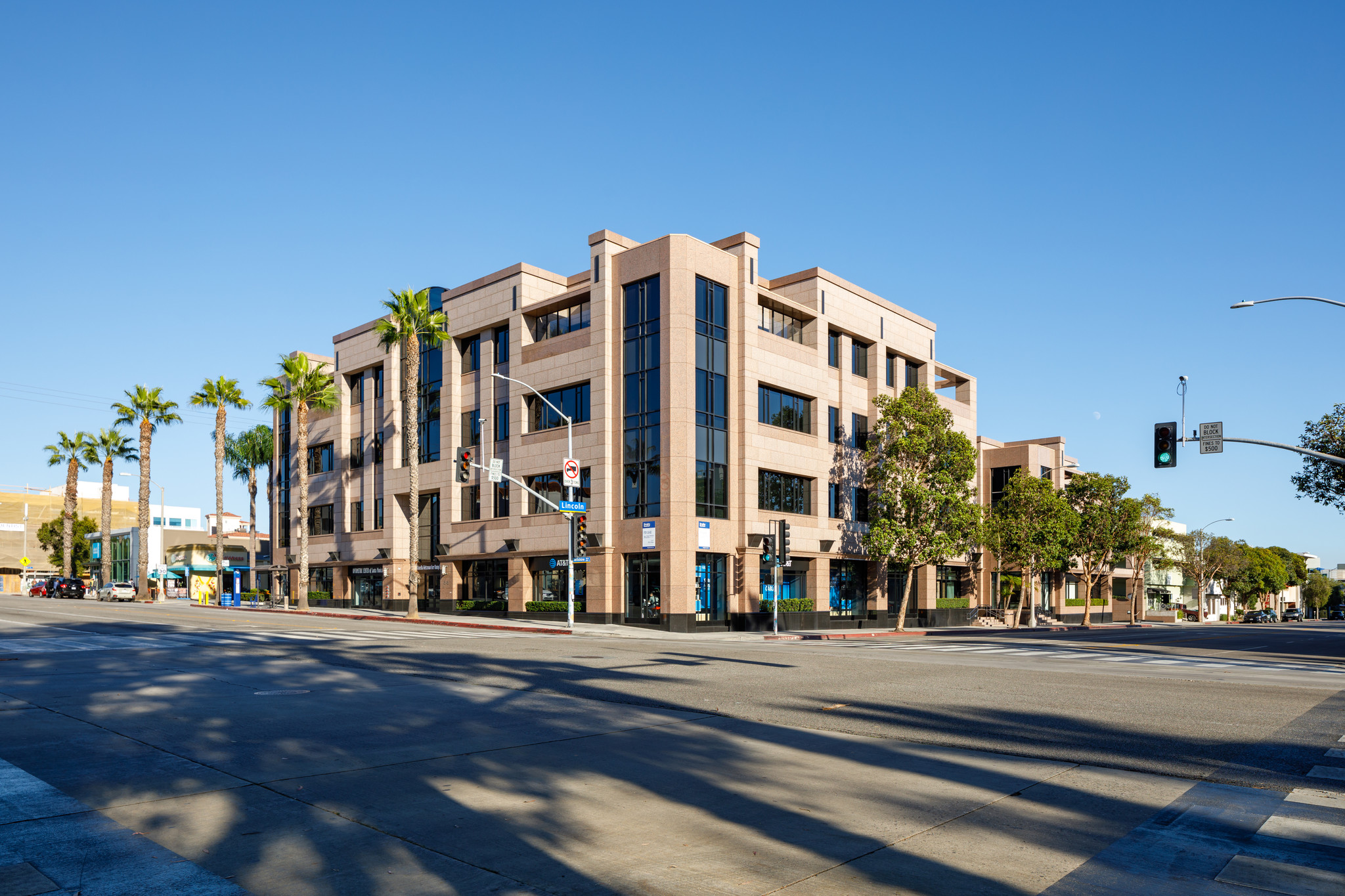 808 Wilshire Blvd, Santa Monica, CA for lease Building Photo- Image 1 of 8