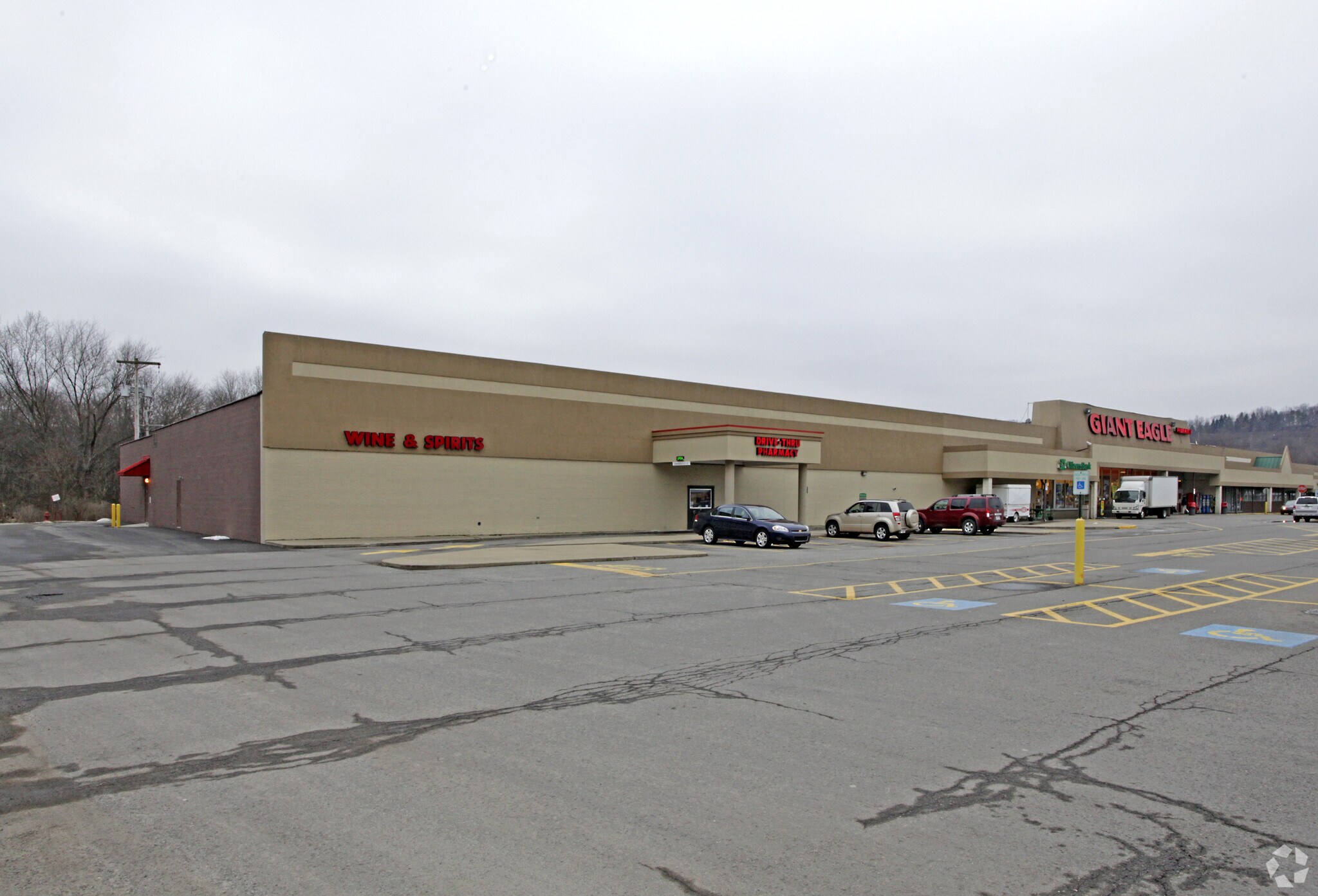 Giant Eagle Green Garden Plaza Fasci Garden