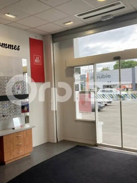 Retail in Saran for lease - Lobby - Image 3 of 5