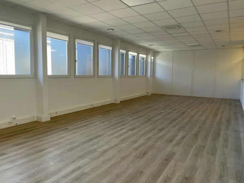 Office in Le Havre for lease - Interior Photo - Image 2 of 3