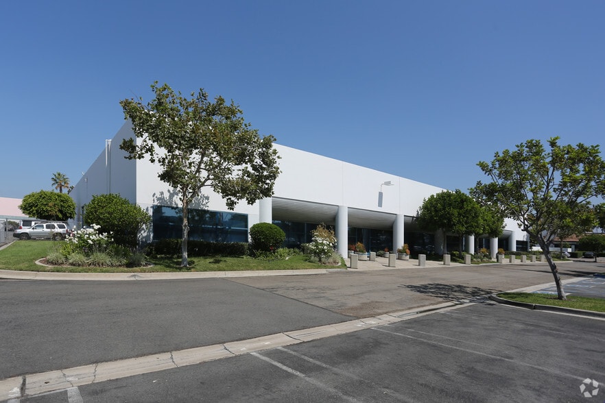 16901 Armstrong Ave, Irvine, CA for lease - Primary Photo - Image 1 of 4