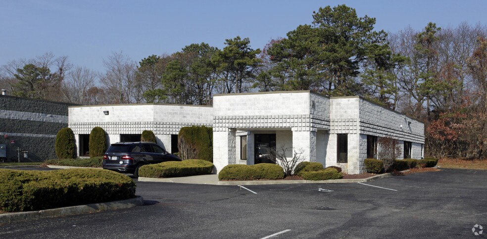 111 Gary Way, Ronkonkoma, NY for sale - Primary Photo - Image 1 of 1