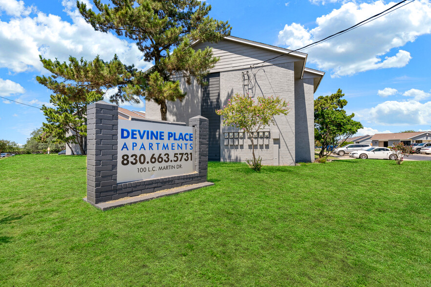 100 L C Martin Dr, Devine, TX for sale - Primary Photo - Image 1 of 1