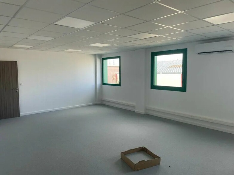 Flex in Mions for lease - Interior Photo - Image 2 of 10