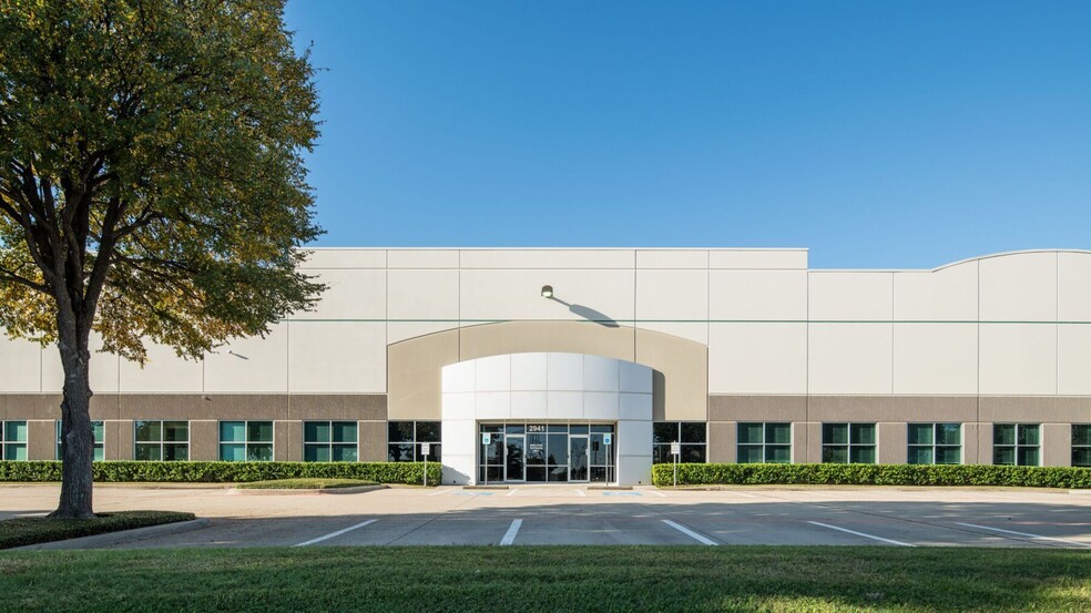 2941 Trade Center Dr, Carrollton, TX for lease - Building Photo - Image 1 of 10