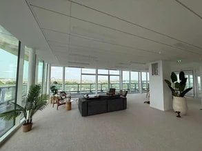 Office in Paris for lease Interior Photo- Image 2 of 5