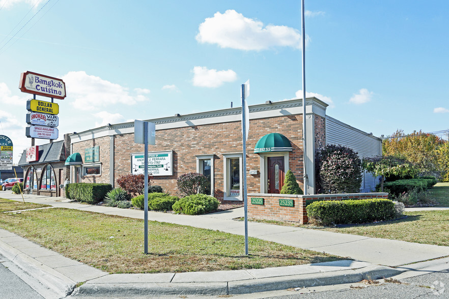 25225-25235 Gratiot Ave, Roseville, MI for sale - Primary Photo - Image 1 of 6