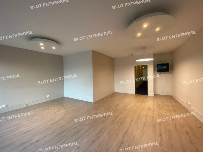Office in Saint-Brieuc for lease - Interior Photo - Image 2 of 5