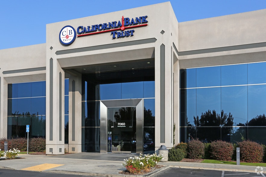 7060 N Fresno St, Fresno, CA for lease - Building Photo - Image 2 of 14