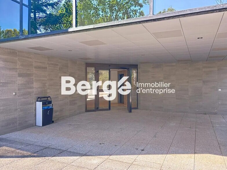 Office in Valbonne for lease - Lobby - Image 2 of 4