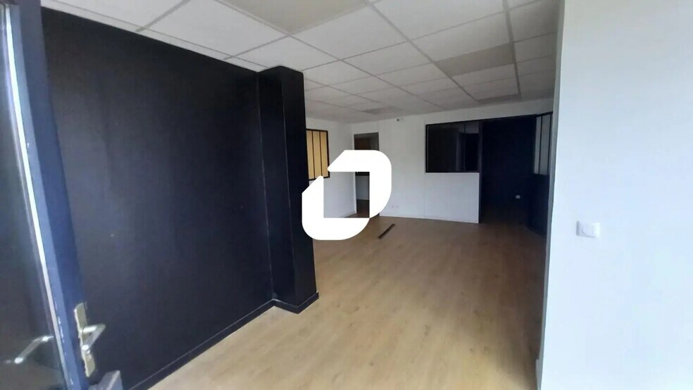 Retail in VILLENEUVE-D'ASCQ for lease - Interior Photo - Image 1 of 7