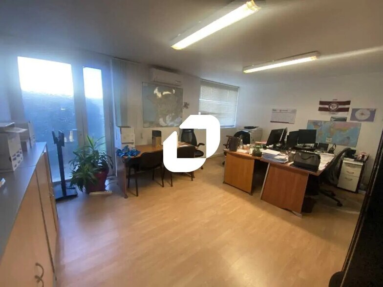 Office in SAINT-JEAN-D'ILLAC for lease - Interior Photo - Image 3 of 5