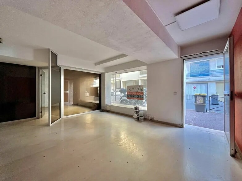 Retail in Antibes for lease - Interior Photo - Image 1 of 5
