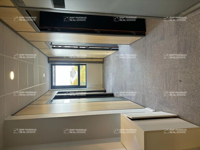 Office in Tours for lease - Interior Photo - Image 2 of 10