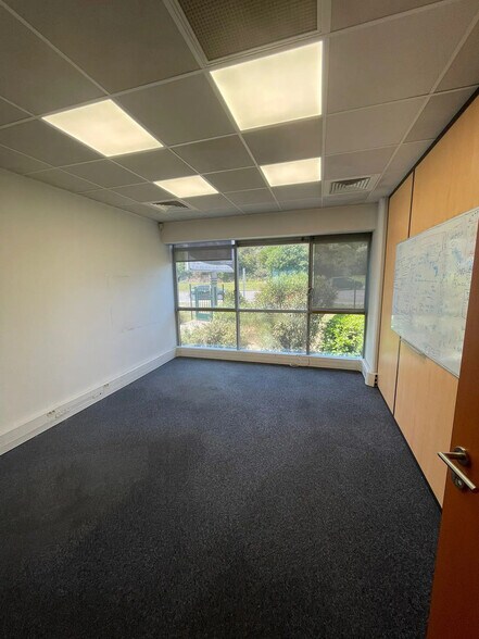 Avenue Du Marin Blanc, Aubagne for lease - Interior Photo - Image 3 of 8