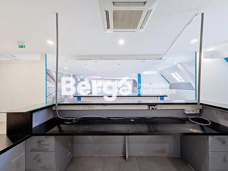 Retail in Mandelieu-la-Napoule for lease - Interior Photo - Image 3 of 4