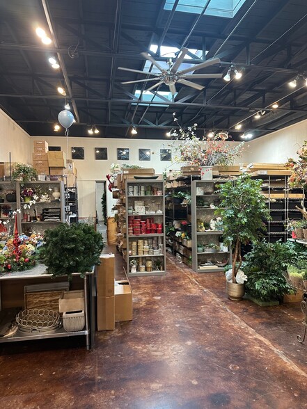 1607 Dragon St, Dallas, TX for lease - Building Photo - Image 2 of 8