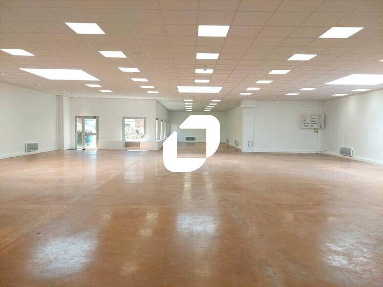 Office in Trappes for lease - Building Photo - Image 2 of 12