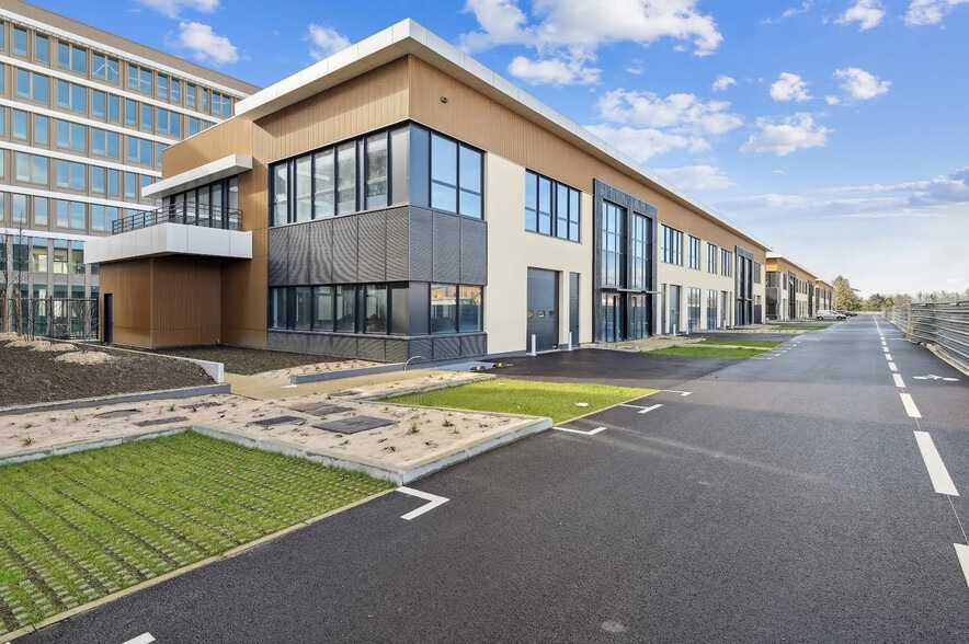 Flex in Nanterre for lease - Building Photo - Image 2 of 7
