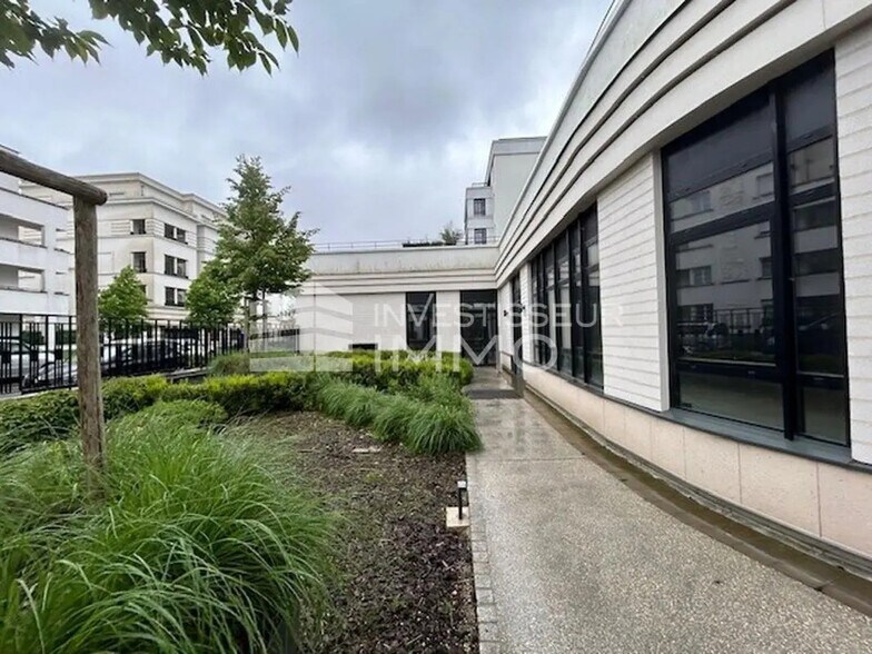 Office in Chessy for sale - Building Photo - Image 1 of 7