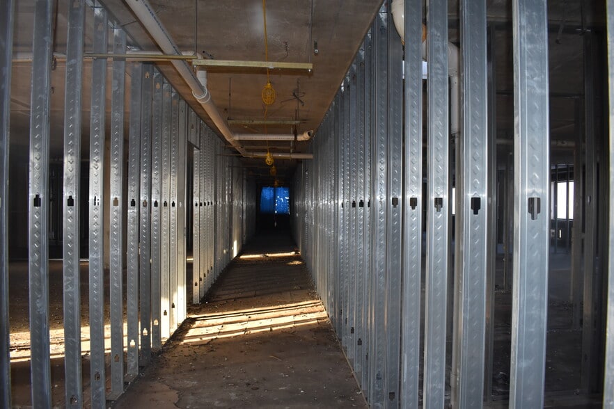 860 Vestal Rd, Vestal Township, NY for sale - Interior Photo - Image 3 of 25