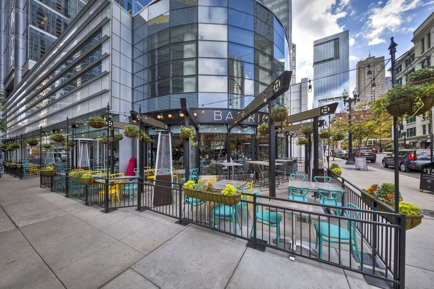 353 N Clark St, Chicago, IL for lease - Building Photo - Image 2 of 9