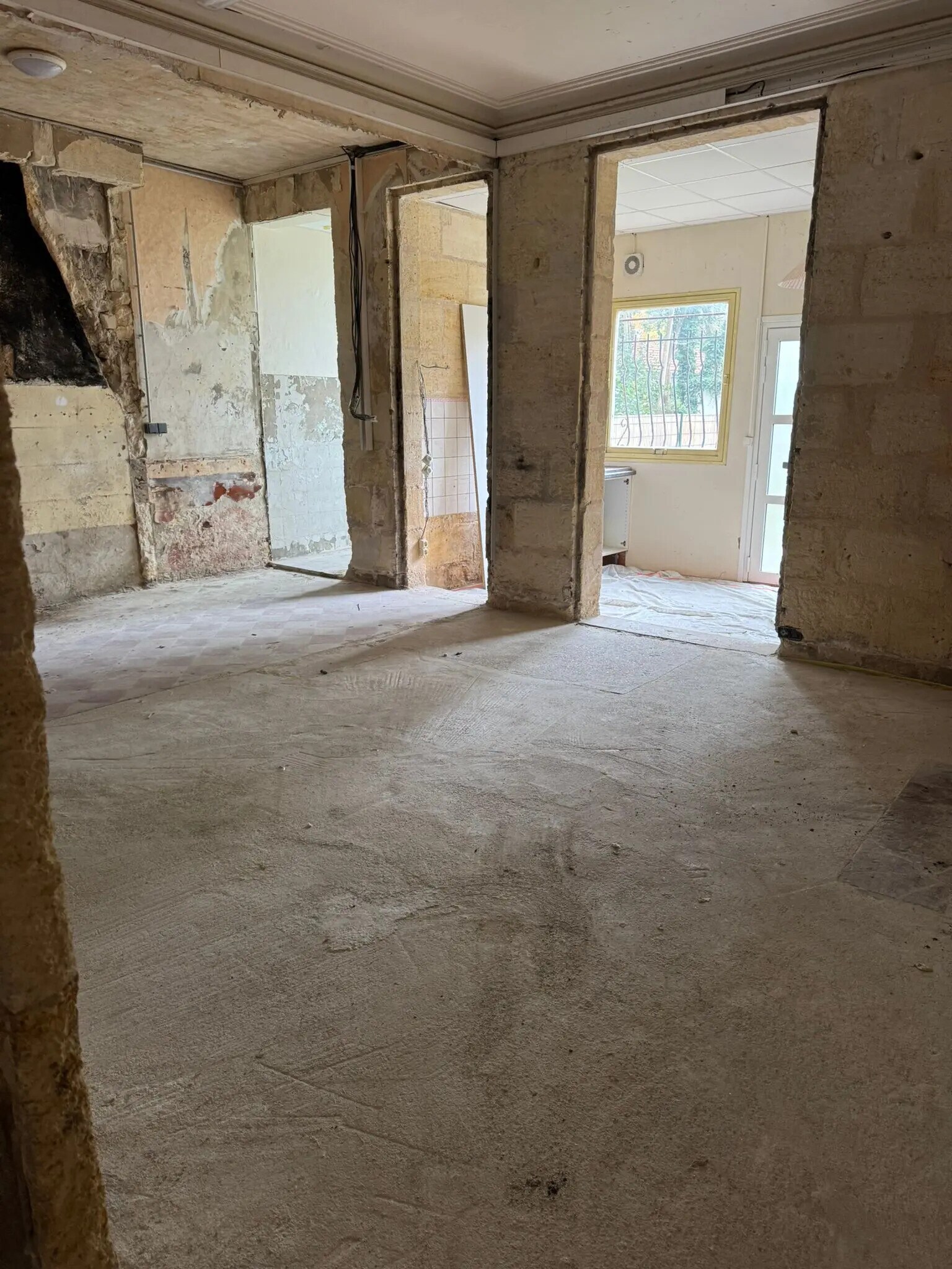 Retail in Bordeaux for sale Interior Photo- Image 1 of 5