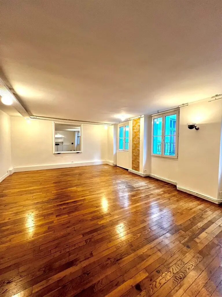 Retail in Paris for lease Interior Photo- Image 1 of 5