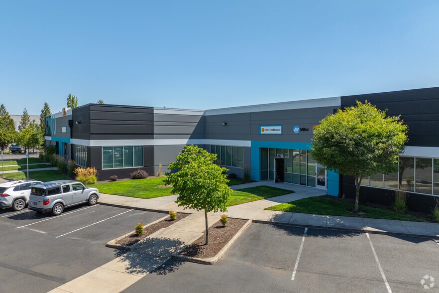 17900 NE Riverside Pkwy, Portland, OR for lease - Building Photo - Image 3 of 5