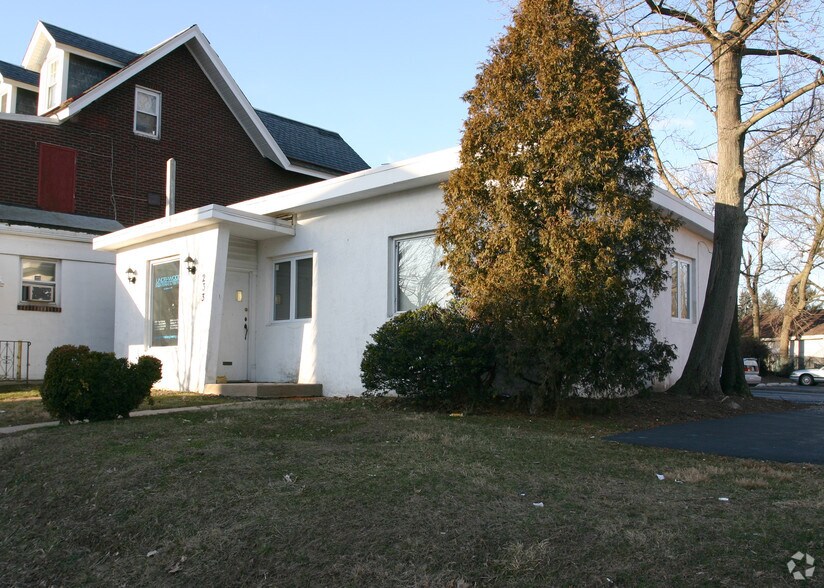 233 N York Rd, Hatboro, PA 19040