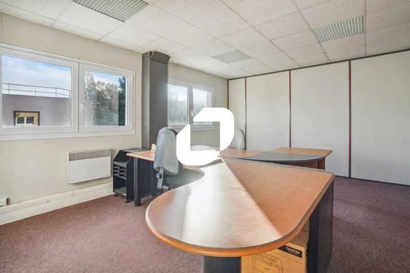 Office in Nozay for lease - Interior Photo - Image 3 of 14