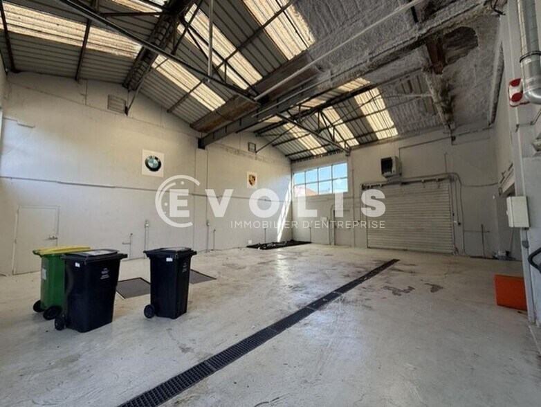 Flex in Grenoble for lease - Interior Photo - Image 2 of 9