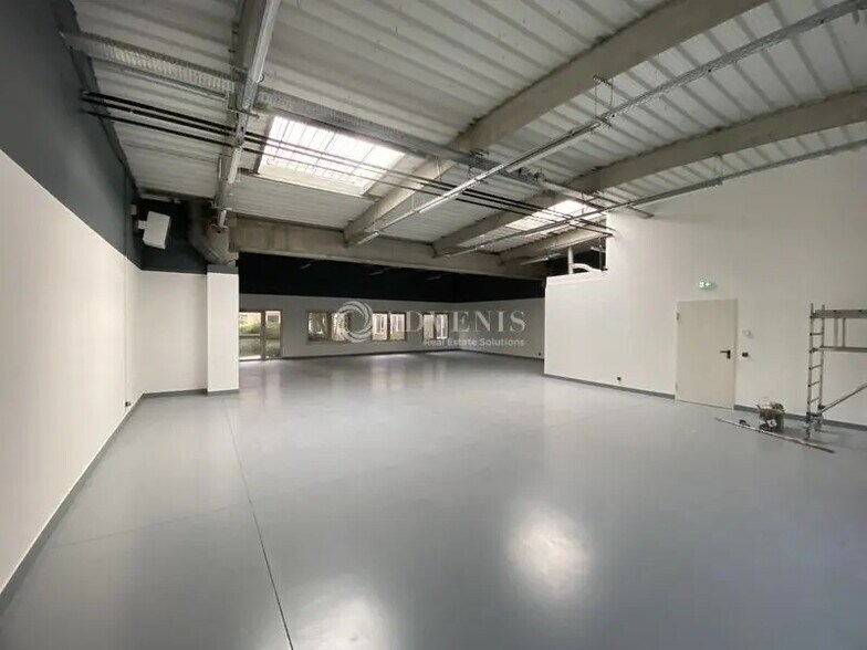 Flex in Trappes for lease - Interior Photo - Image 3 of 9